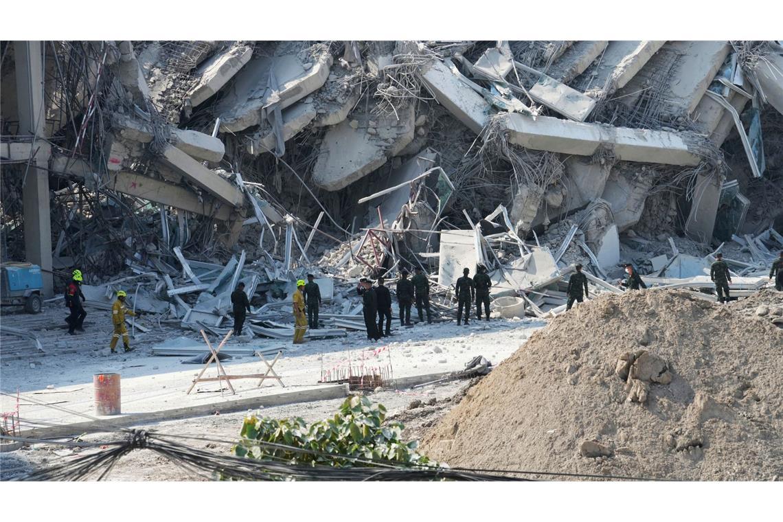 Erdbeben in Südostasien: Viele Tote, Hunderte Verletzte Rettungskräfte sind vor einem Hochhaus im Einsatz, das nach einem Erdbeben der Stärke 7,7 in Bangkok eingestürzt ist.