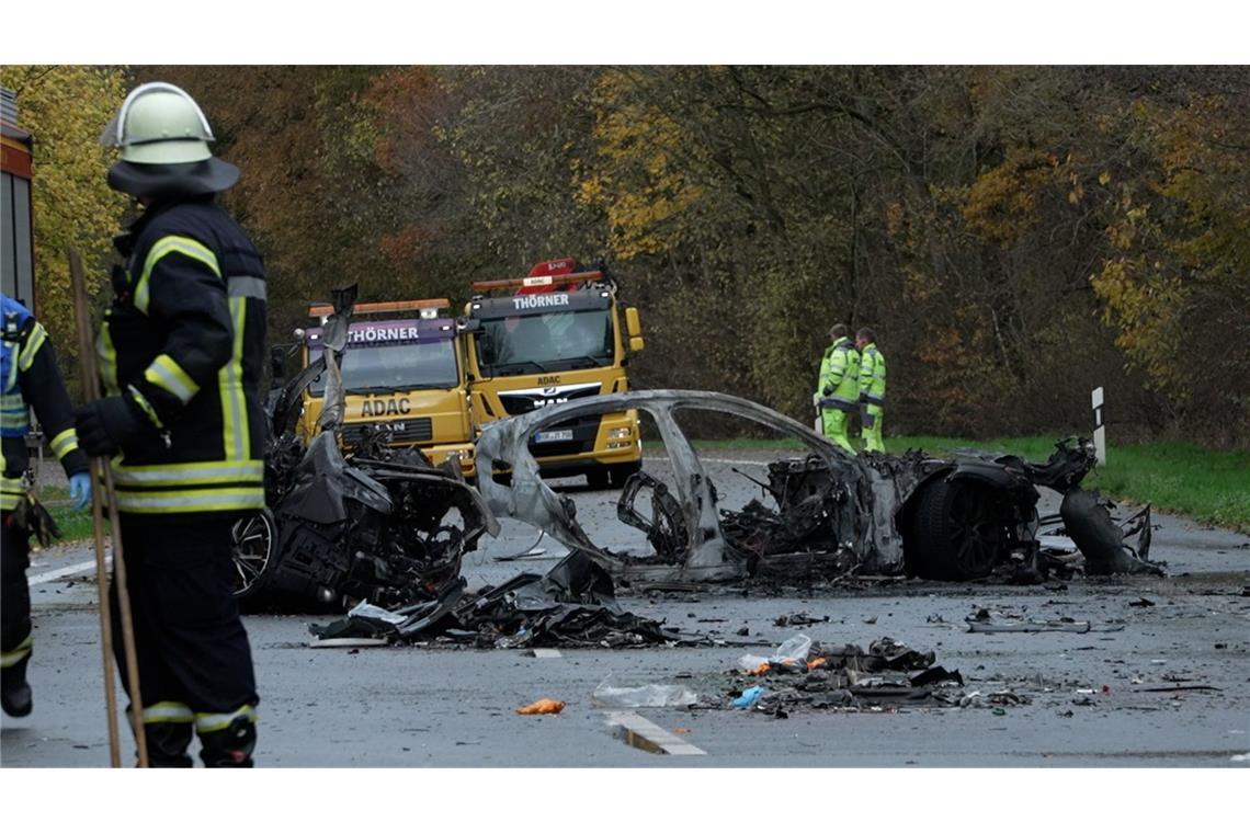 Unfall mit sechs Toten: Ursache weiter unklar Rettungskräfte stehen neben den Trümmern von Fahrzeugen nach dem Unfall, bei dem sechs Menschen ums Leben gekommen sind.