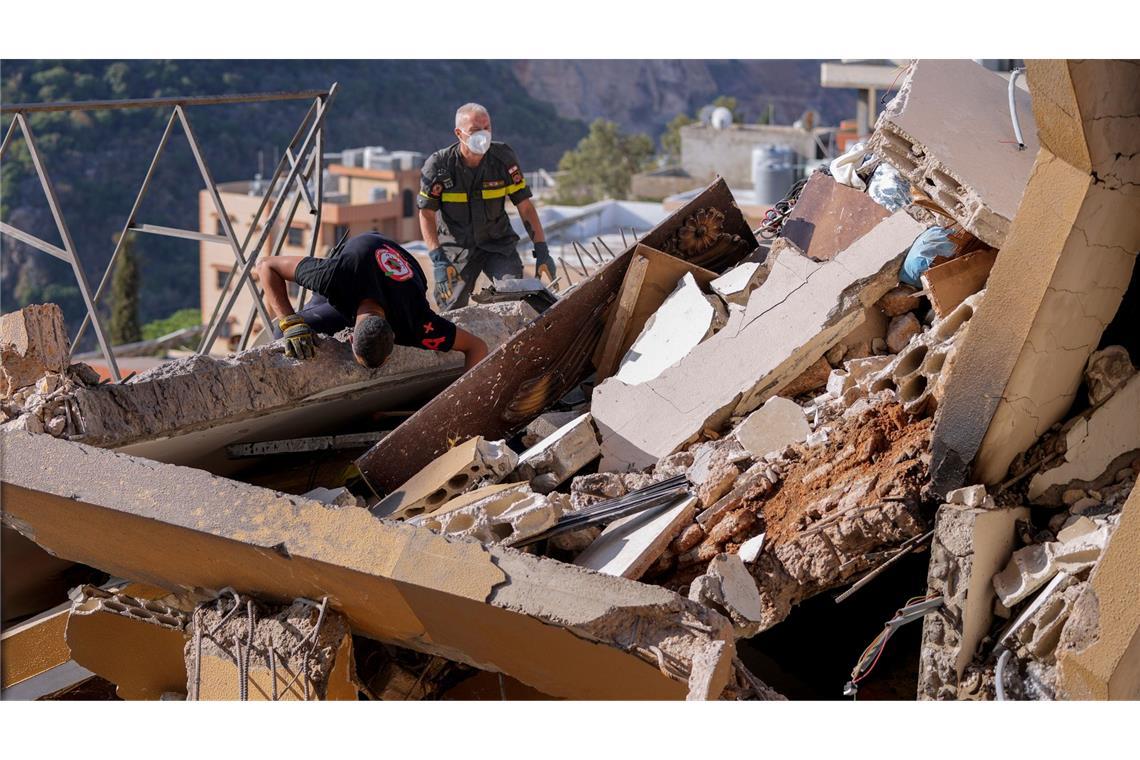 Bilder des Tages Rettungskräfte suchen im Libanon nach Opfern in den Trümmern eines zerstörten Gebäudes nach einem israelischen Luftangriff.
