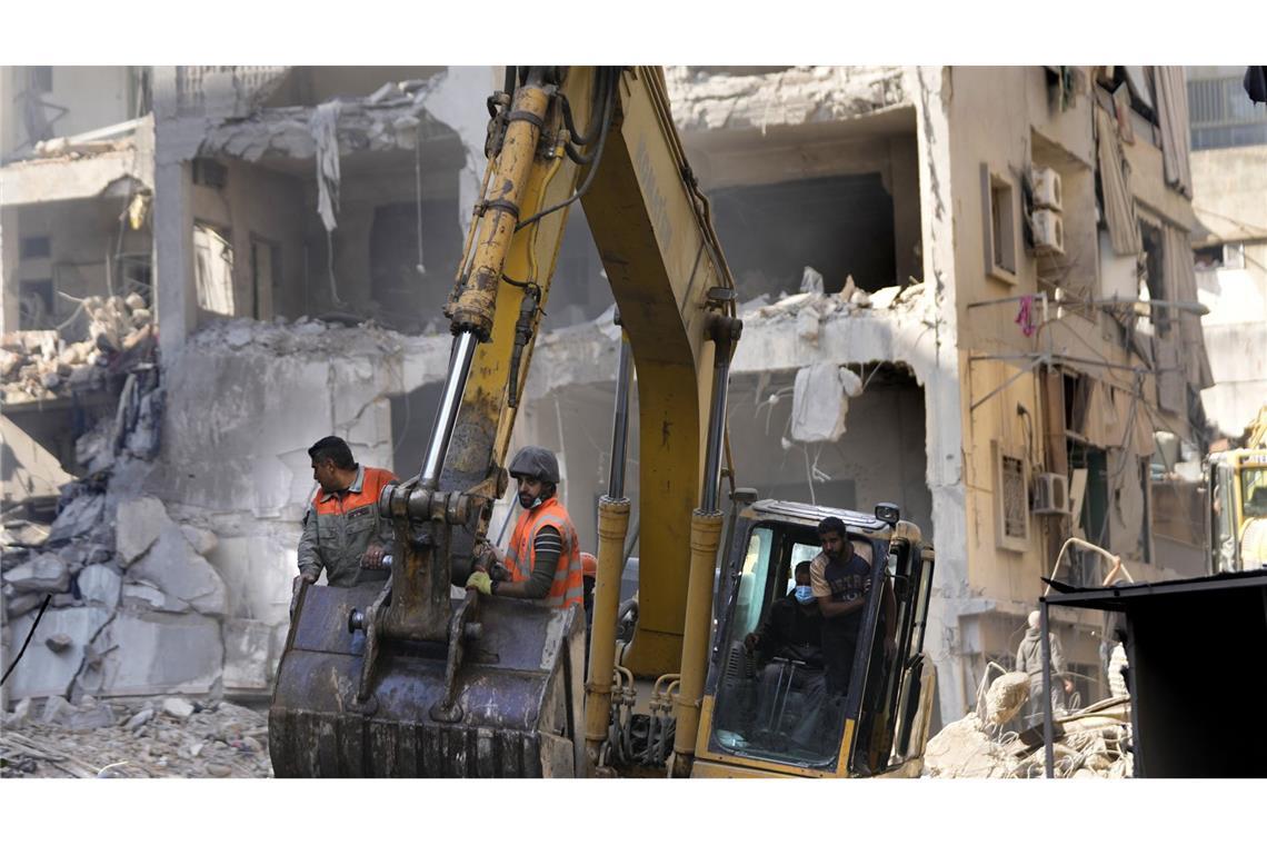 Libanon steckt in einem Tunnel der Gewalt Rettungskräfte suchen nach einem israelischen Luftangriff in Beirut nach Opfern.