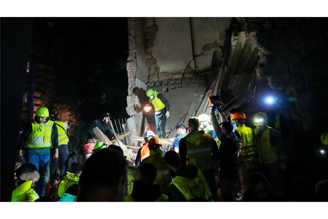 Augenzeugen: Hamas geht gegen Plünderer vor Rettungskräfte suchen nach Opfern eines israelischen Luftangriffs.