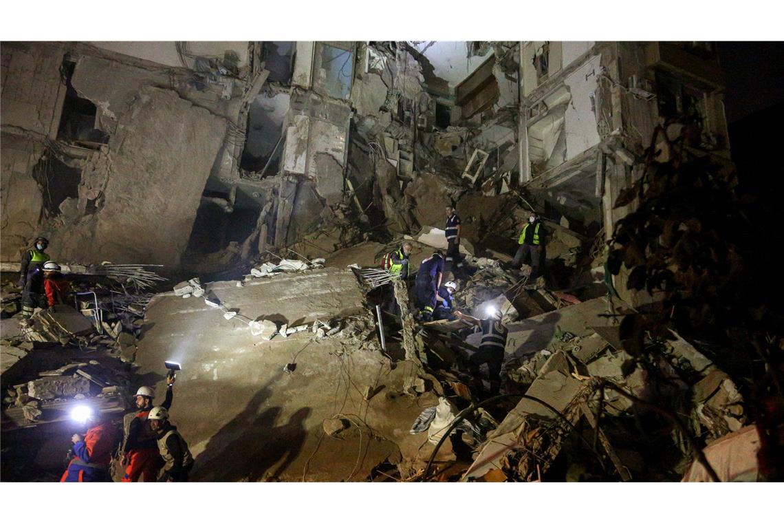 Rettungskräfte suchen nach Opfern in einem zerstörten Gebäude, das bei einem israelischen Luftangriff im Zentrum von Beirut getroffen wurde.