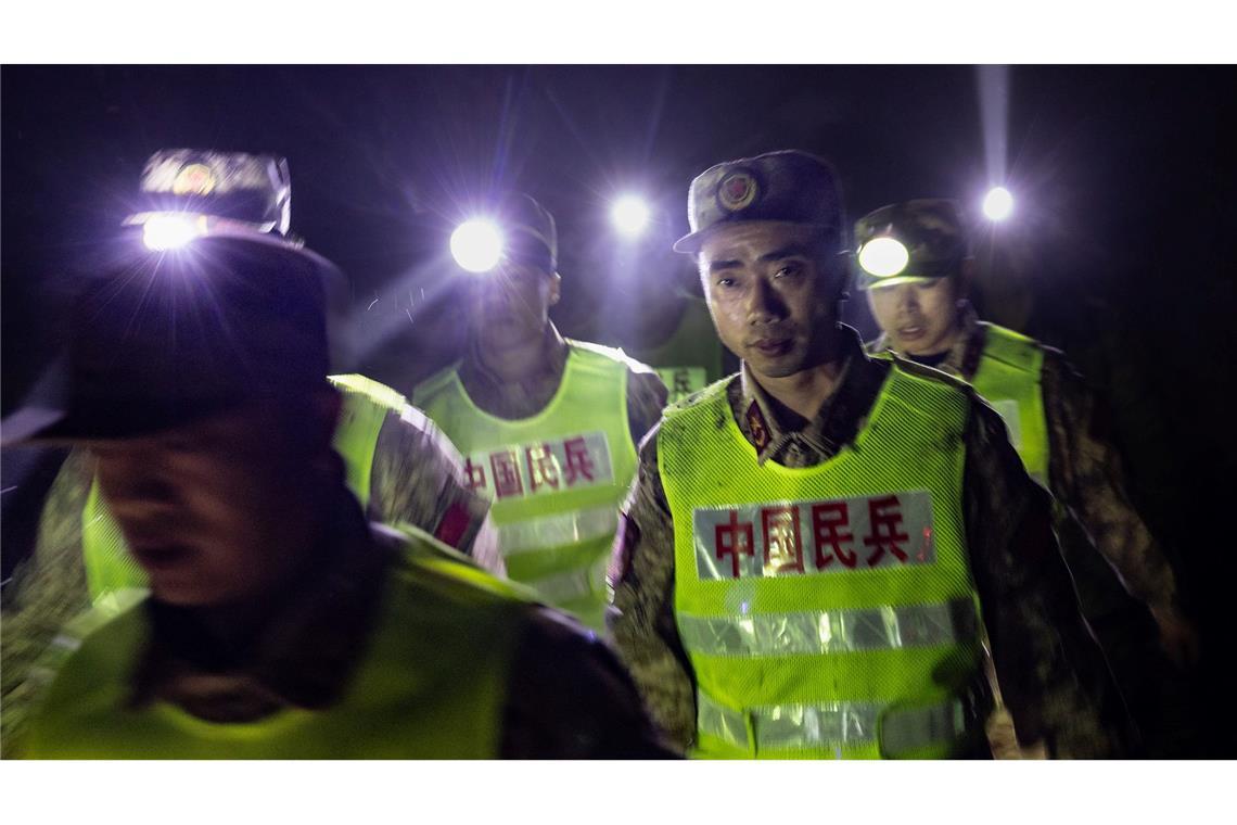 28 Menschen nach Erdrutsch in China vermisst Rettungskräfte suchen Verschüttete nach einem Erdrutsch in Südwestchina.