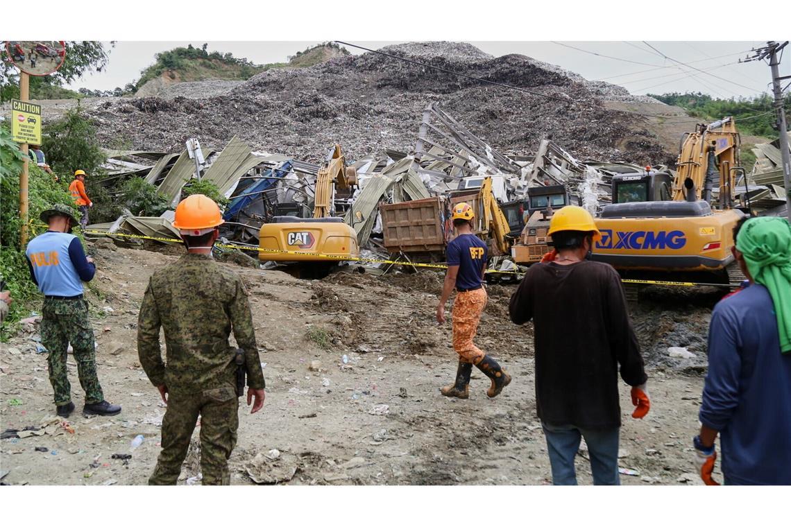 Rettungskräfte suchten auch in der Nacht weiter nach Vermissten.