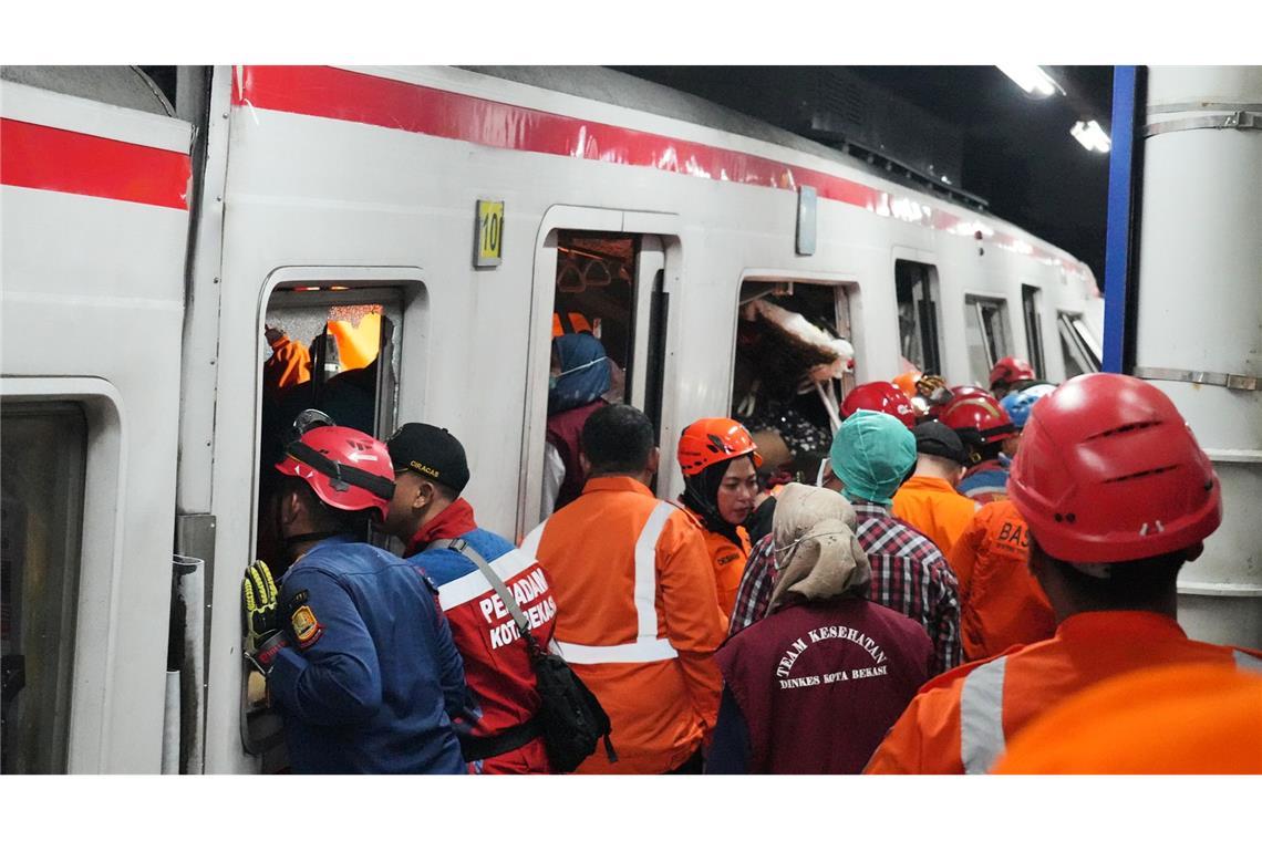 Rettungskräfte suchten Stunden nach der Zugkollision noch nach Opfern.
