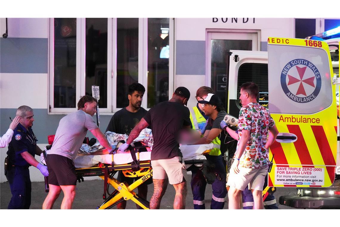 Rettungskräfte transportieren eine Person auf einer Trage nach einem Zwischenfall am Bondi Beach in Sydney.