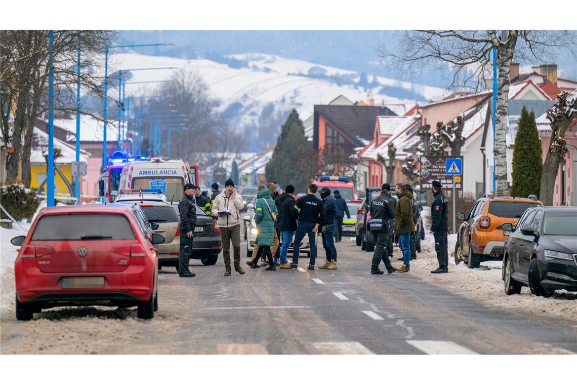 Mindestens zwei Tote in slowakischer Schule Rettungskräfte und Polizisten eilten zu dem Gymnasium, in dem mutmaßlich ein Schüler zwei Menschen getötet haben soll.