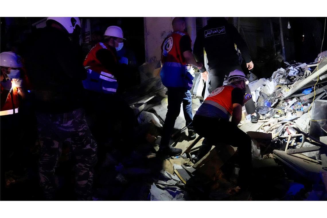 Augenzeugen: Hamas geht gegen Plünderer vor Rettungskräfte und Polizisten suchen in Beirut nach Opfern eines israelischen Luftangriffs.