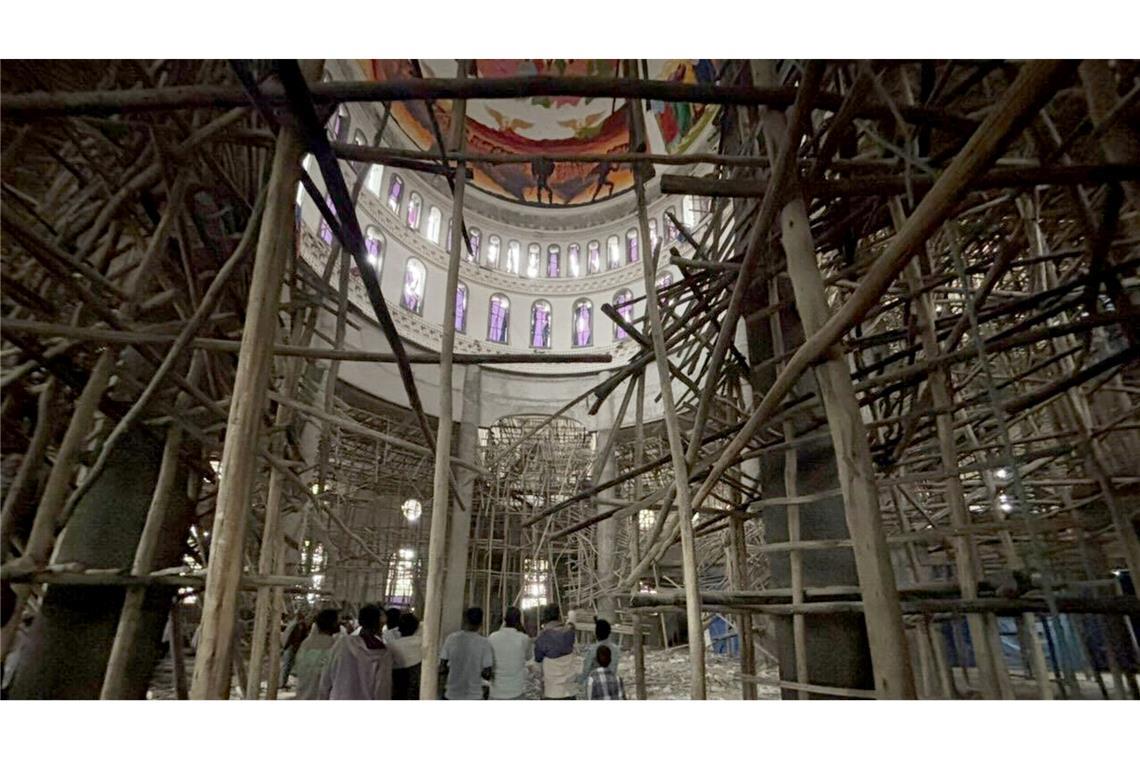 Gerüst stürzt in Kirche ein - Viele Tote in Äthiopien Rettungskräfte waren bis in den späten Abend im Einsatz.
