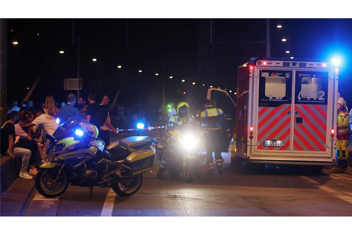Rheinkirmes: Feuerwerk nach Unglück auf der Kippe Rettungskräfte waren im Einsatz.