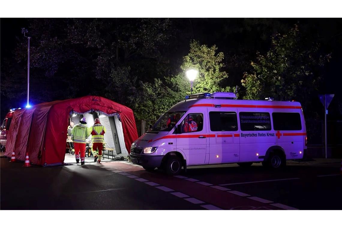 Gaswolke tritt nach Chemieunfall aus - Vier Verletzte Rettungskräfte waren in größerer Zahl im Einsatz.