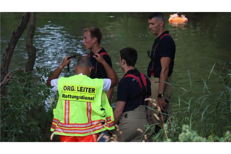 Rettungsteam in Heidelberg: Ein Mann ist im Neckar ertrunken.