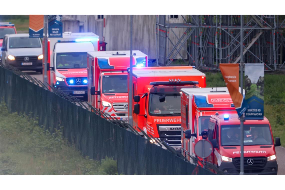 Rettungswagen aus Deutschland holten die deutschen Passagiere am Flughafen Eindhoven ab.