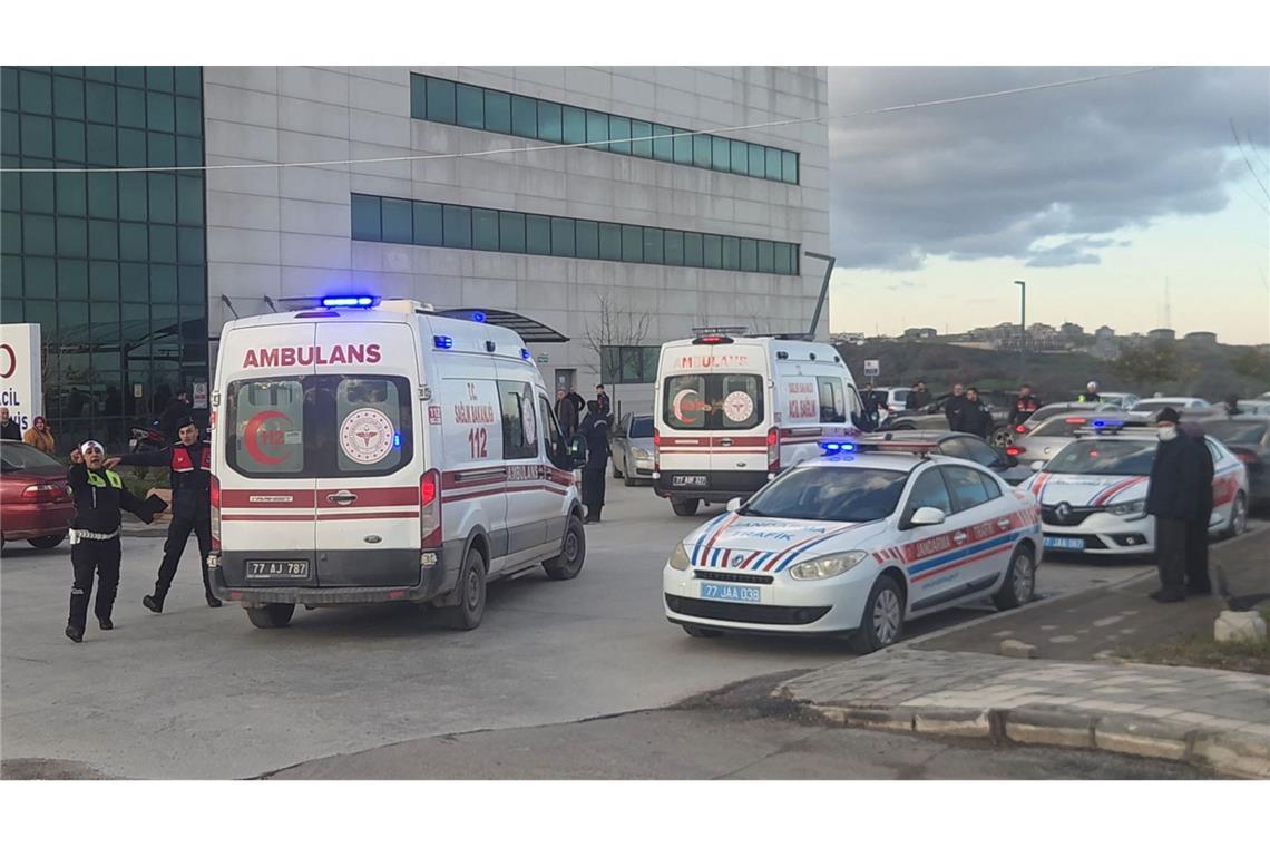 Rettungswagen bringen Verletzte in ein Krankenhaus in Yalova. Bei einem Schusswechsel in der Stadt starben drei Polizisten und sechs Extremisten.