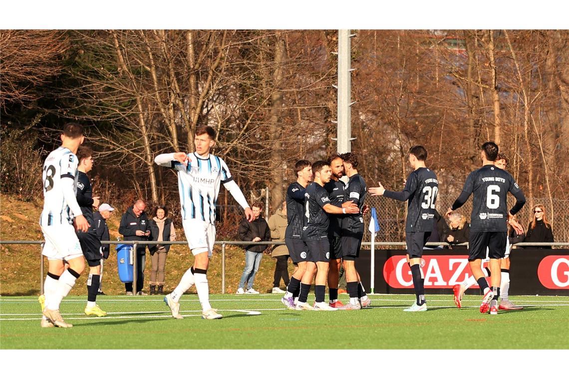 Reutlingen bejubelt das 2:0, Vincent Schwab, der in der Innenverteidigung begann, ärgert sich.