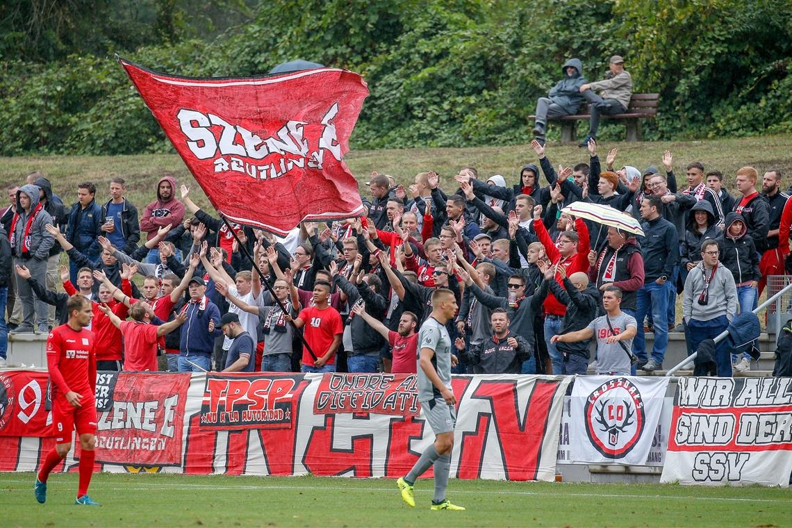 Viel zu tun rund um das Risikospiel Reutlingens Szene E war beim Skandalspiel im August 2018 in den Etzwiesen vor Ort und kündigt sich für Sonntag erneut an. Foto: A. Becher