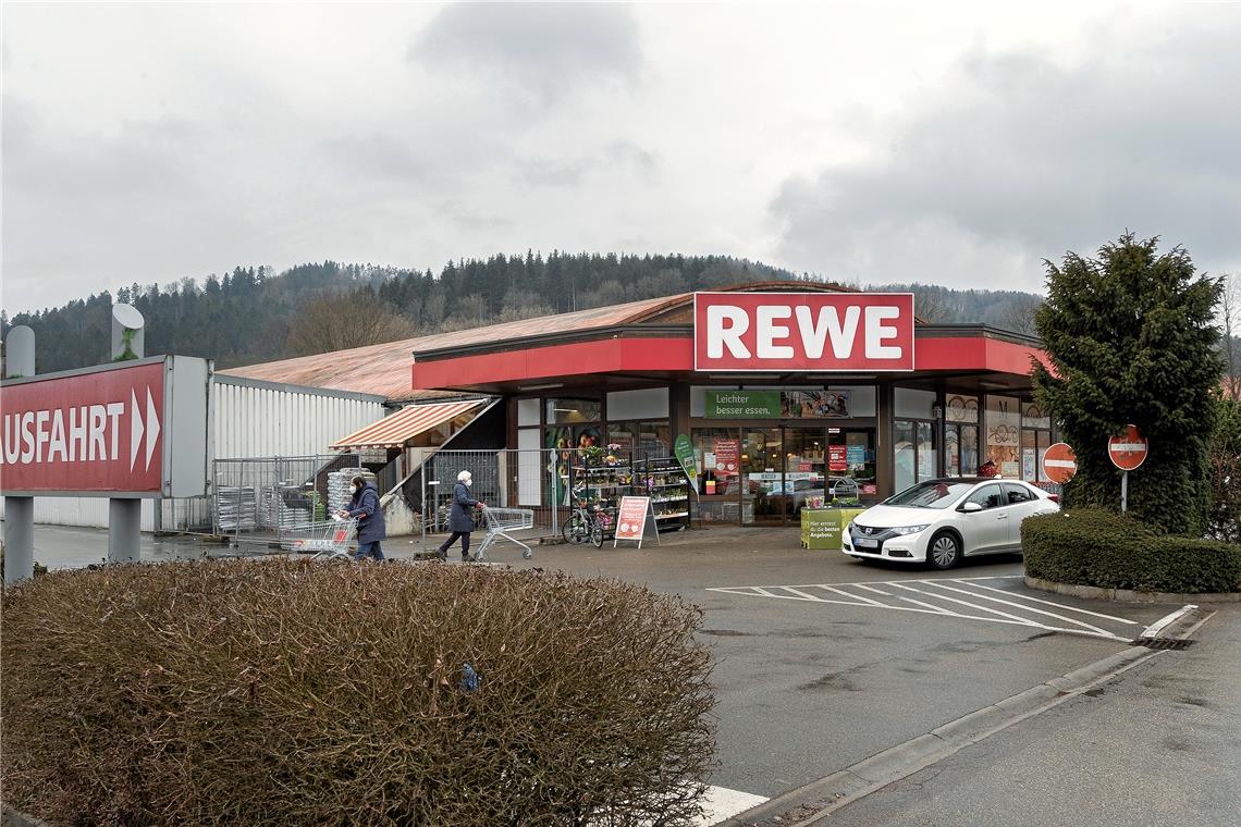 Rewe plant in der Berliner Straße ein neues, eigenes Gebäude. Der bestehende Markt ist Ende der 1960er-Jahre gebaut worden und energetisch nicht auf dem Stand. Der Vollsortimenter will dann von 1800 auf 1500 Quadratmeter Verkaufsfläche heruntergehen. Der Discounter Penny soll als Partner rund 1000 Quadratmeter erhalten. Foto: J. Fiedler