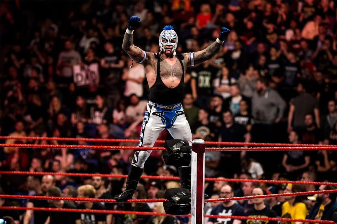 Hier können Sie Wrestling 2025 schauen Rey Mysterio im Ring bei einem WWE-Event in London 2019.