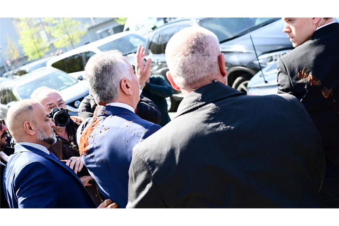 Reza Pahlavi, beschmiert mit roter Flüssigkeit.