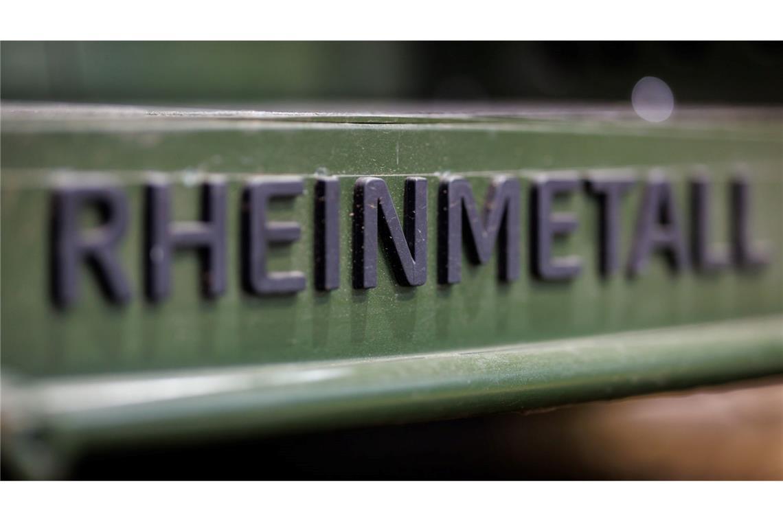 Rheinmetall hat so volle Auftragsbücher wie noch nie Rheinmetall-Logo auf einem Militärfahrzeug - die Nachfrage nach den Rüstungsgütern des Düsseldorfer Unternehmens ist stark gestiegen.