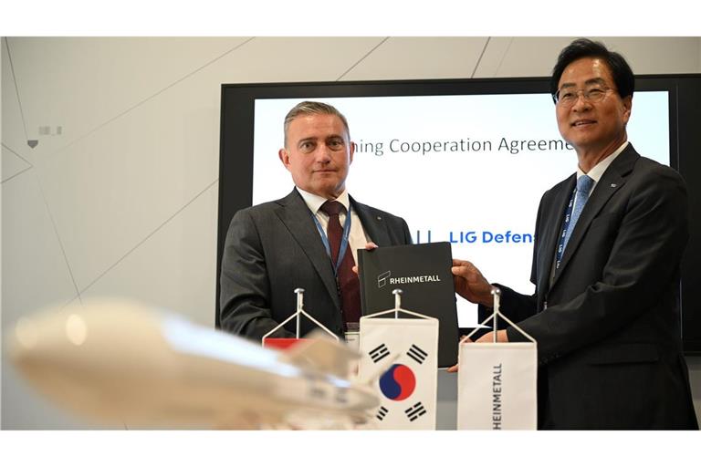 Rheinmetall-Manager Oliver Dürr und der südkoreanische Manager Ickhyun Shin nach der Unterschrift der Vereinbarung bei der Eurosatory.