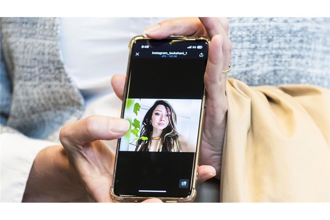 Shani Louks Mutter kämpft gegen Vergessen des Terrors Ricarda Louk zeigt ein Foto ihrer durch die Hamas entführten Tochter Shani Louk.