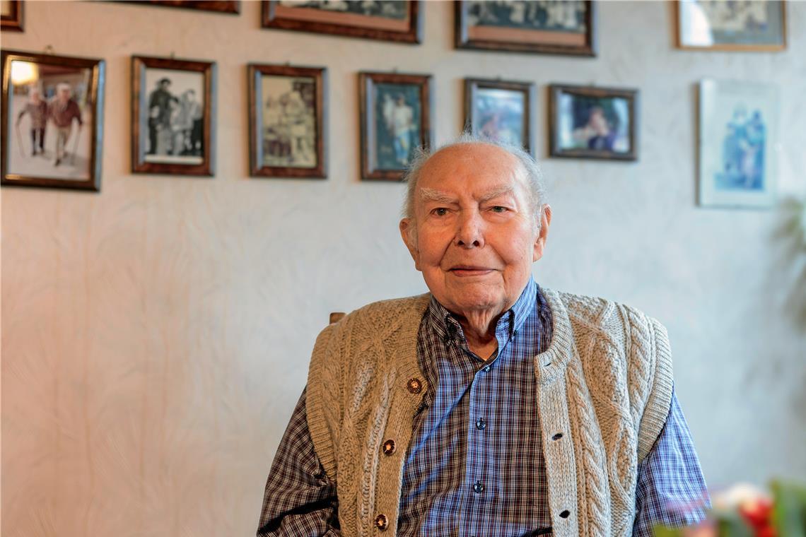 Richard Braun in seiner guten Stube, an deren Wand sich viele Familienbilder und Impressionen aus Fornsbach finden. Foto: Stefan Bossow