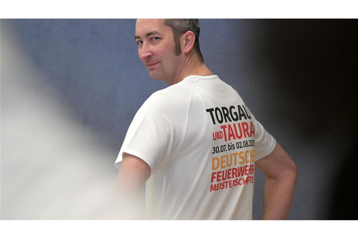 Richard Münder hat einen Eklat ausgelöst, weil bei Meisterschaften im Feuerwehrsport in Sachsen 2025 die geächtete erste Strophe des Deutschlandliedes erklang.