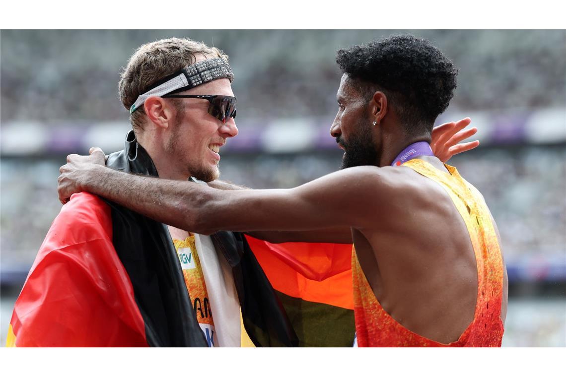 Richard Ringer (l) freute sich mit seinem Teamkollegen Amanal Petros.