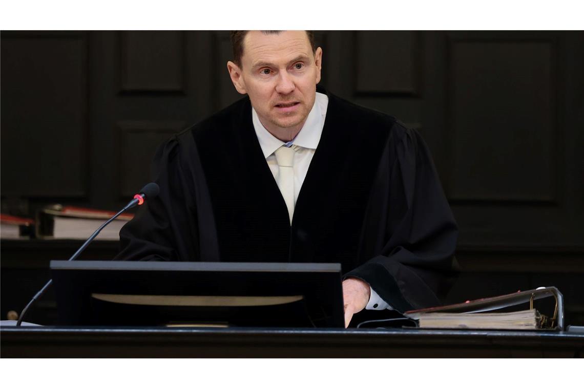 Drei Verwandte mit Axt erschlagen - 28-Jähriger vor Gericht Richter Jörg Burmeister eröffnet in Zwickau den Prozess gegen einen 28-Jährigen wegen dreifachen Mordes an seiner Mutter und seinen Großeltern.