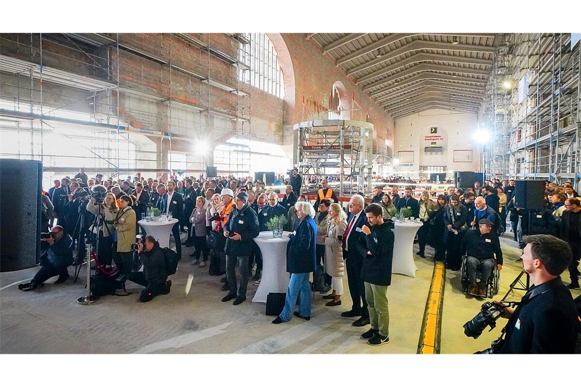 Lob für das Nebeneinander von Alt und Neu Richtfestgäste statt Reisende in der großen Halle des Hauptbahnhofs.