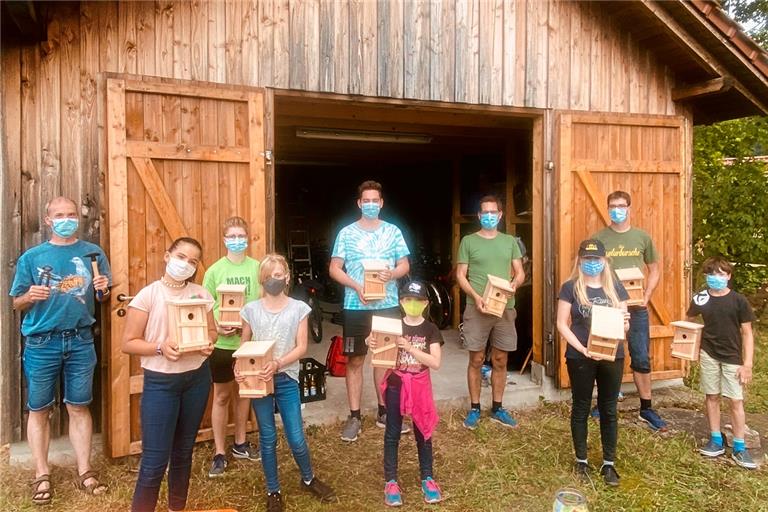 Richtig fleißig: Die Mädchen und Jungen haben unter anderem mit ihren Betreuern Nistkästen für Höhlenbrüter gebaut. Foto: privat