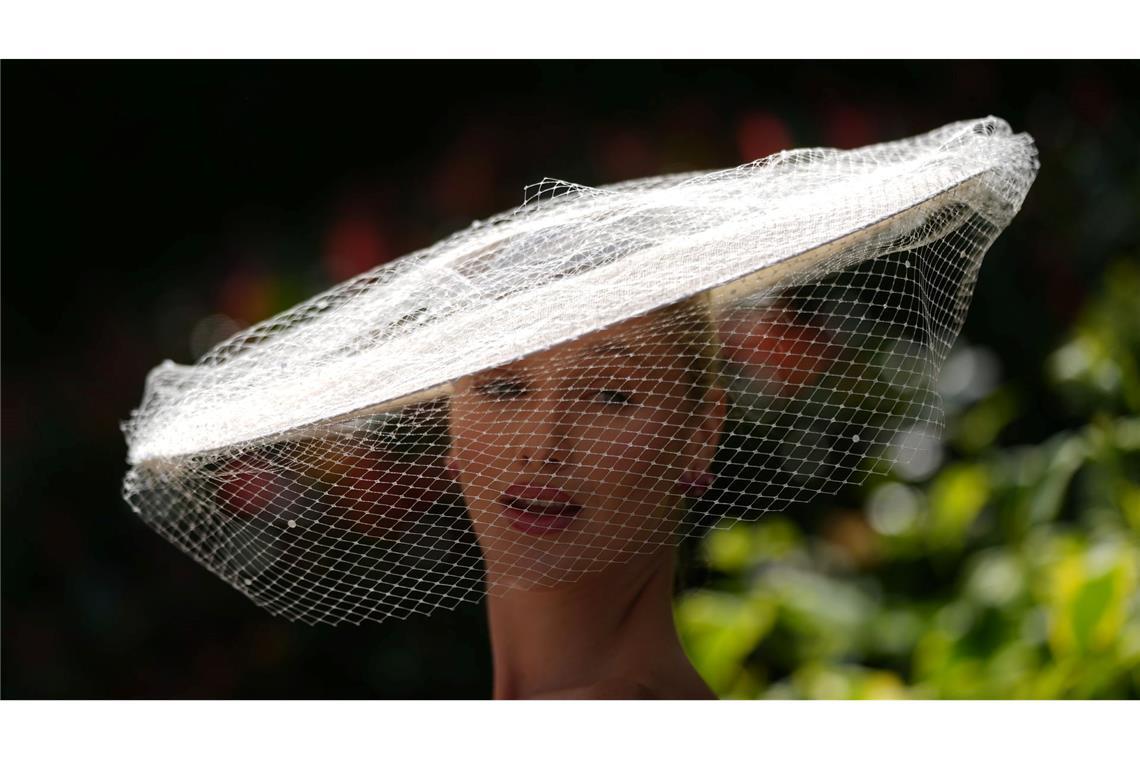 Richtig schick ist dieser Sonnenschutz beim Pferderennen in Ascot.