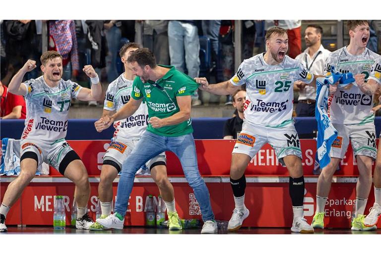 Riesenjubel bei Trainer Ben Matschke und den Frisch-Auf-Spielern.