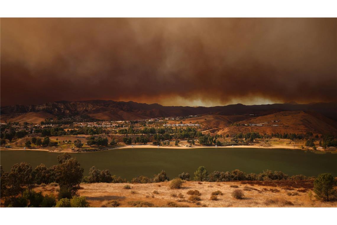 Flächenbrand nördlich von L.A. treibt Tausende in die Flucht Riesige Rauchwolken liegen über der Brandzone.