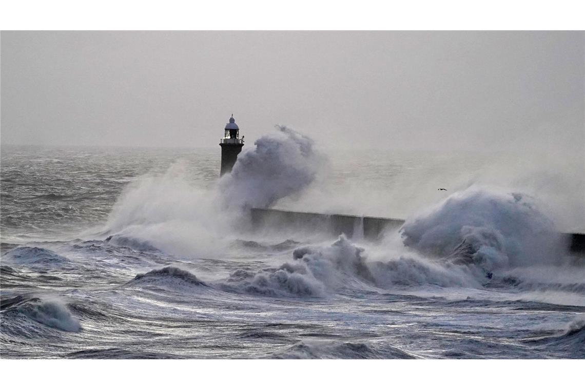 Bilder des Tages Riesige Wellen brechen in der Nähe des Leuchtturms am Pier in Tynemouth. Nachdem der Sturm "Darragh" das Vereinigte Königreich und Irland heimgesucht hat, ist die See noch aufgewühlt.