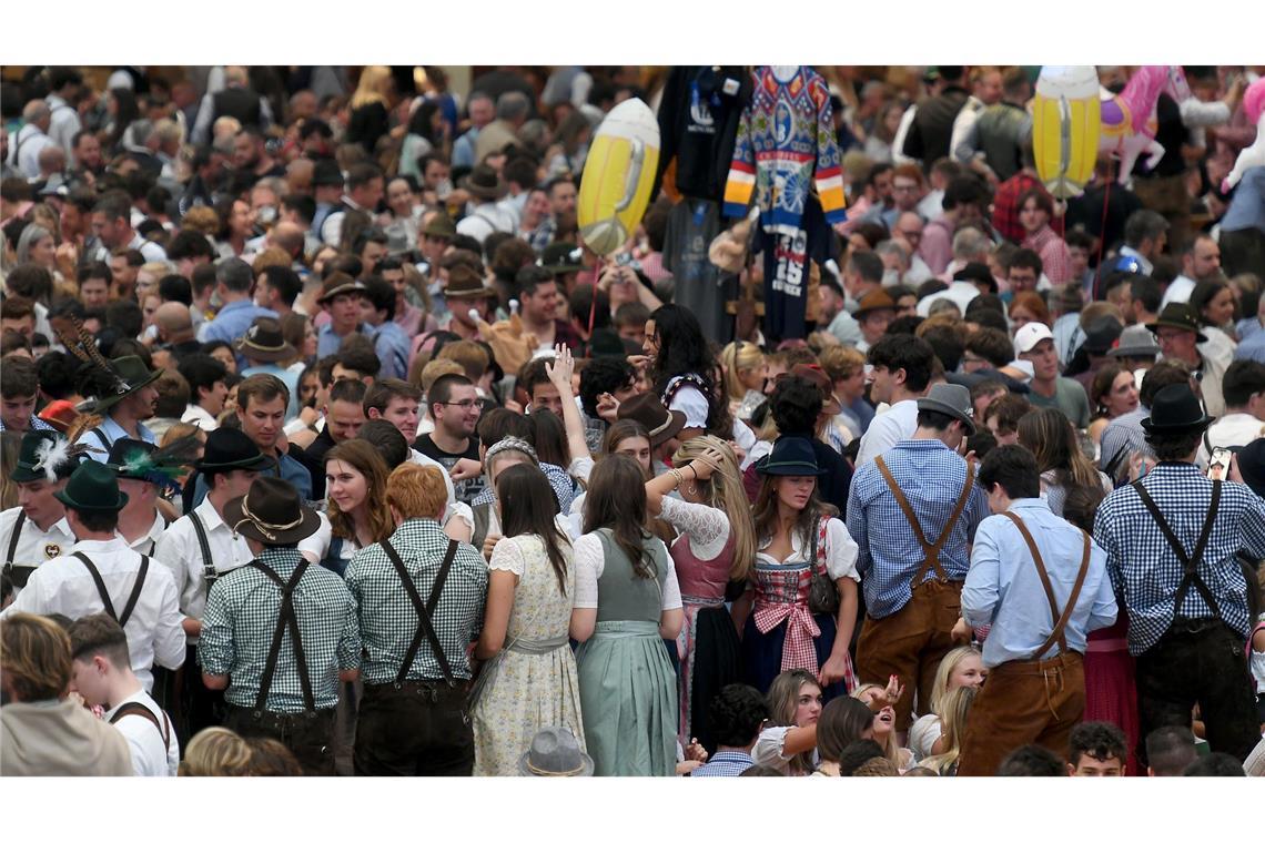 Riesiger Andrang auf der Wiesn:  Gäste feiern im Hofbräuzelt auf dem Oktoberfest.