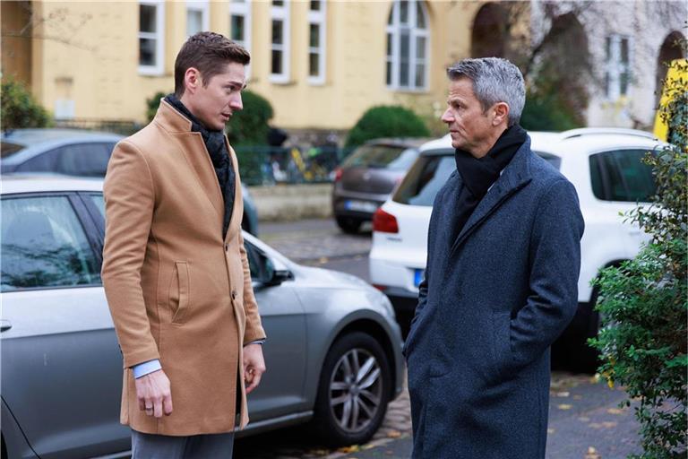 Ringo (Timothy Boldt, l.) unterbreitet Benedikt (Jens Hajek) einen brisanten Vorschlag, um Stella zu überzeugen.