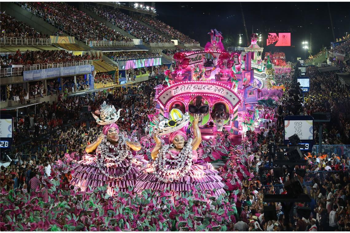 Warum ist der 11.11. Karnevalsbeginn? Rio de Janeiro – Parade der Sambaschule Mangueira, einer der beliebtesten Sambaschulen Rios, im Sambodrom (Foto vom 22. April 2022): Der Karneval in der brasilianischen Metropole (portugiesisch: carnaval do Rio oder carnaval carioca) beginnt offiziell am Freitag vor Aschermittwoch und ist eine der Hauptattraktionen der Stadt. Die vielfarbige Parade der Sambaschulen gehört zu den größten Festen der Welt.