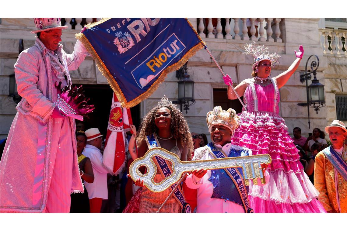 Schlüsselübergabe an "König Momo": Karneval in Rio beginnt Rios Stadtverwaltung rechnet mit einem wirtschaftlichen Umsatz von umgerechnet 936 Millionen Euro während der Karnevalssaison.
