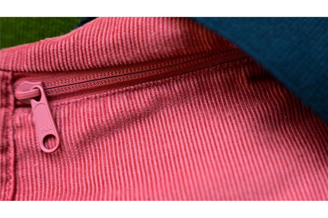 Ripp-Chic für "Drinnies"? Warum es ein Cord-Comeback gibt Ripp-Chic: Eine Tasche aus Cord liegt auf einem Sessel.