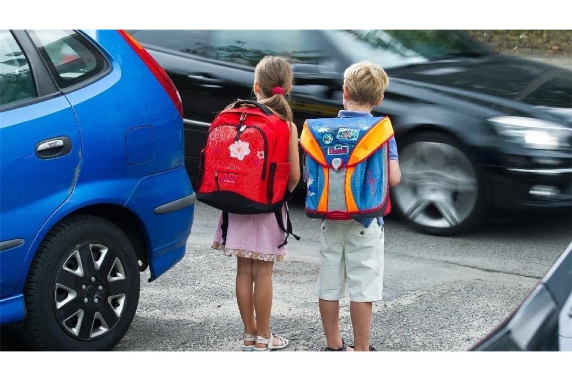 Risiko für Kinder: Elterntaxis sind laut ADAC-Studie weiterhin beliebt - der Verkehrsclup rät von solchen Fahrdiensten ab.
