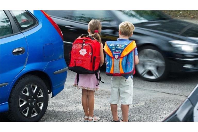 Risiko für Kinder: Elterntaxis sind laut ADAC-Studie weiterhin beliebt - der Verkehrsclup rät von solchen Fahrdiensten ab.