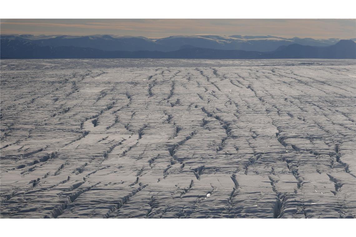 Risse im grönländischen Eisschild wachsen immer schneller Risse in der Eisdecke entstehen durch die ungleichmäßige Bewegung des Gletschers.