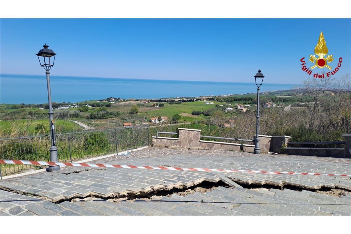 Risse in Straßen - eine der Folgen des Erdrutsches.