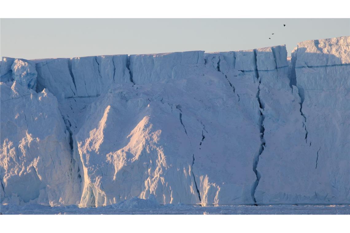 Grönlands Klima-Zwiespalt - und was Trump damit zu tun hat Risse sind im Ilulissat-Eisfjord in einem riesigen Eisberg zu sehen.
