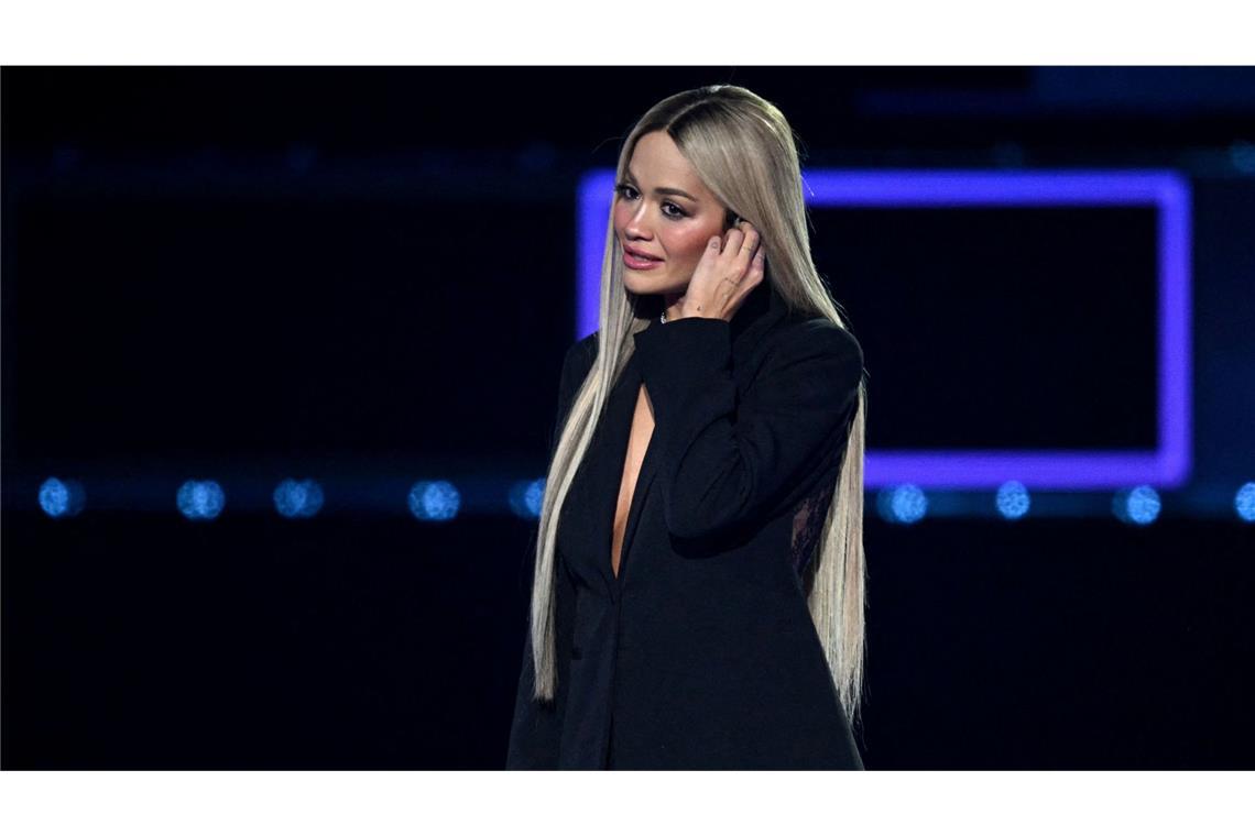 Rita Ora weint um Liam Payne Rita Ora führt durch den Abend – und erinnert an den verstorbenen Sänger Liam Payne.