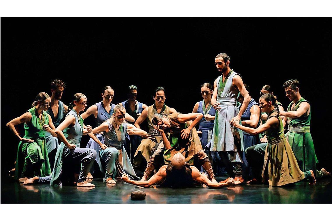 Gauthier Dance gibt den Startschuss mit einem archaischen Ritual Ritual von archaischer Wucht: Gauthier Dance eröffnet das Colours-Festival mit Akram Khans neuer Produktion „Turning of Bones“.