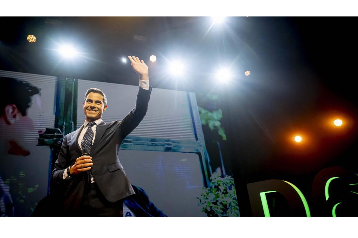 Wahlüberraschung in den Niederlanden Rob Jetten, Chef der sozialliberalen Partei D66 hat nach ersten Prognosen die Wahl in den Niederlanden knapp gewonnen. Damit ist er wahrscheinlich der nächste Premier in Den Haag.