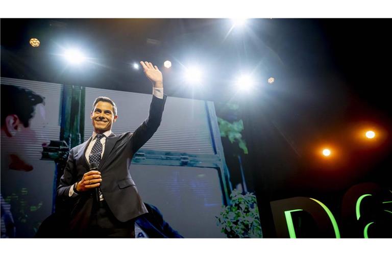 Wahlüberraschung in den Niederlanden Rob Jetten, Chef der sozialliberalen Partei D66 hat nach ersten Prognosen die Wahl in den Niederlanden knapp gewonnen. Damit ist er wahrscheinlich der nächste Premier in Den Haag.